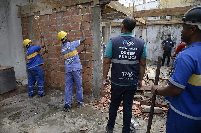 Seop faz a demolição de construção irregular na Cruzada São Sebastião no Leblon - Prefeitura da Cidade do Rio de Janeiro
