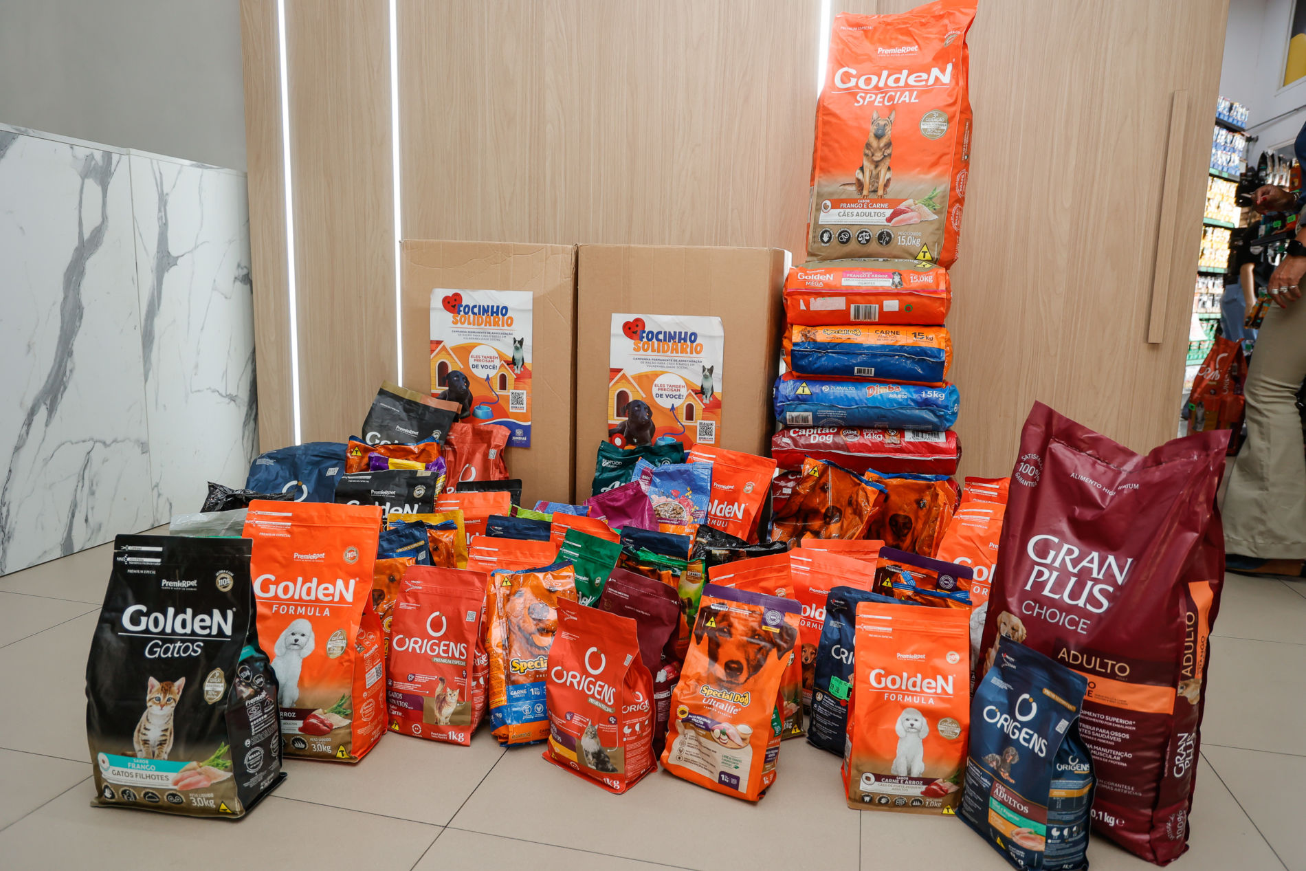 Kuka Fresca faz doação de 250 quilos de ração para a Campanha Focinho Solidário