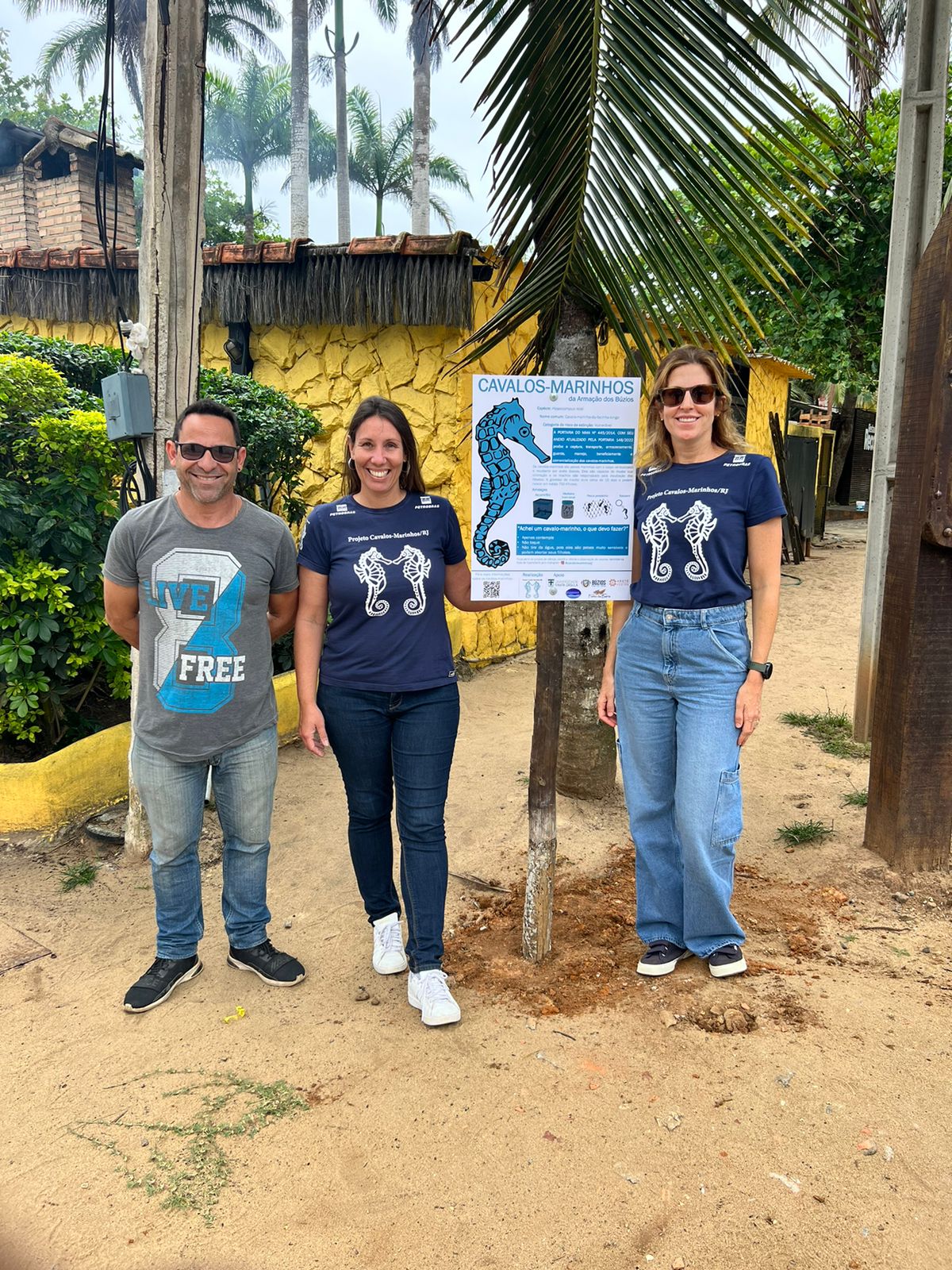 Secretaria do Ambiente realiza visita com Projeto Cavalos- Marinho para instalação de placas informativas em pontos de monitoramento de algumas praias