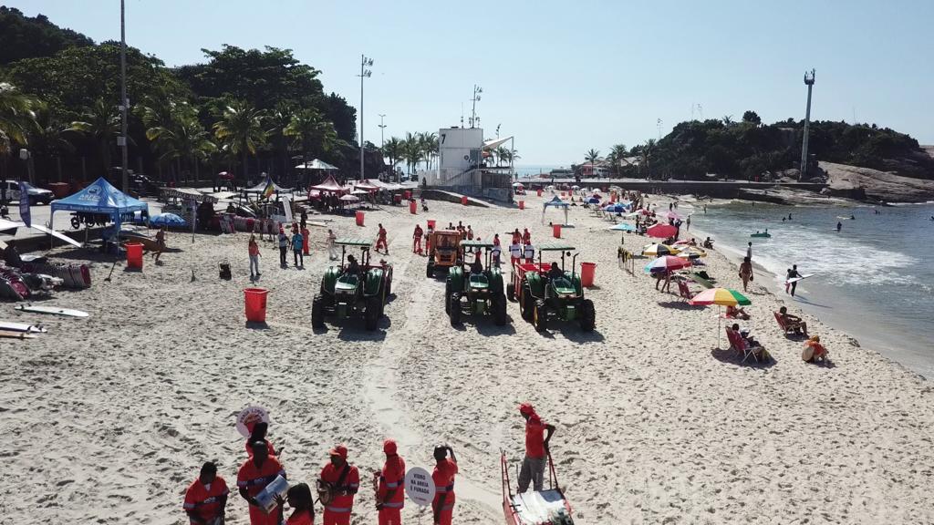 Em dia de muito sol no Rio, Comlurb dá início, no Arpoador, à Operação Praia Limpa - Prefeitura da Cidade do Rio de Janeiro