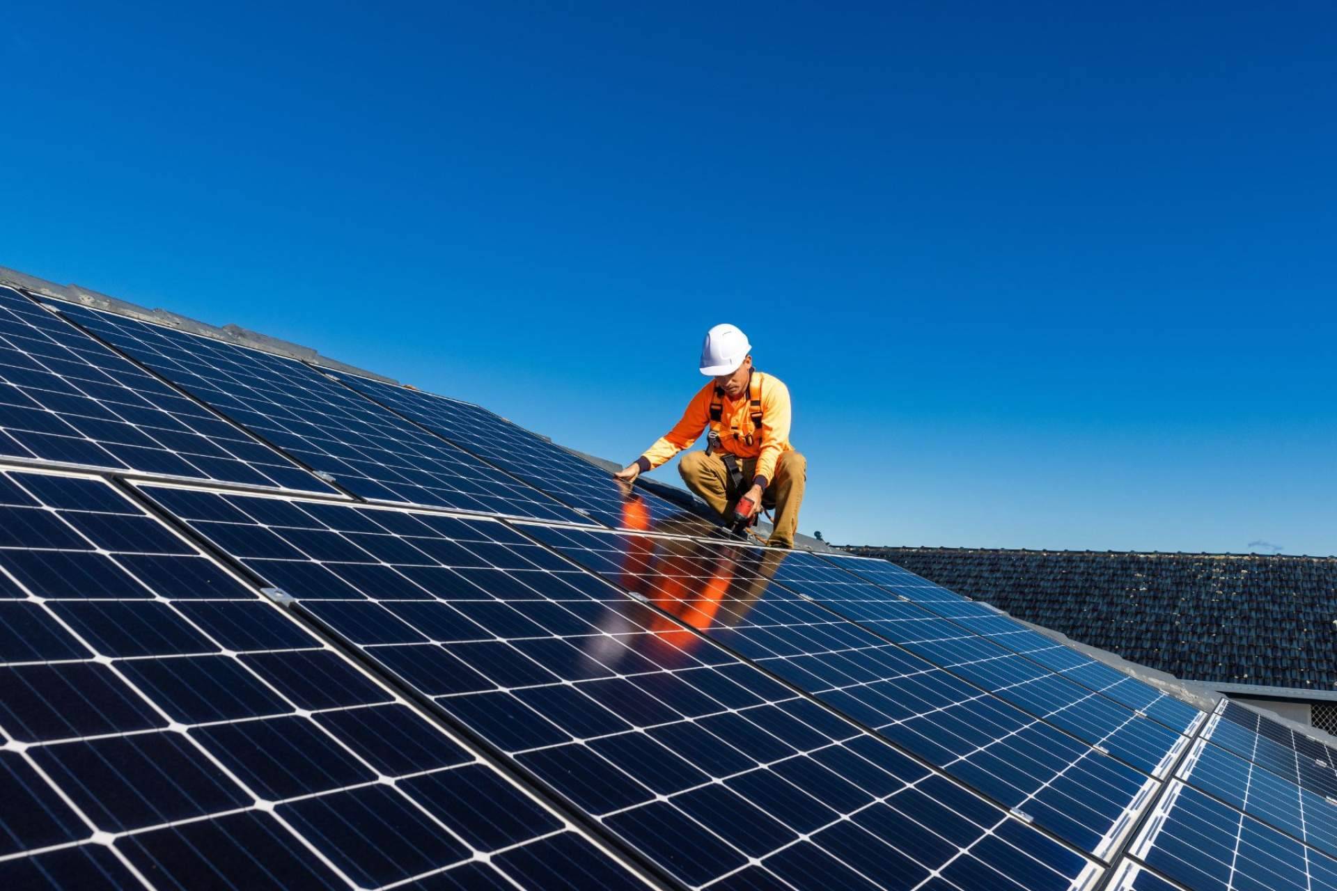 Instalar en viviendas, negocios, empresas e industrias paneles solares, de la mano de CalyGar Smart Energy