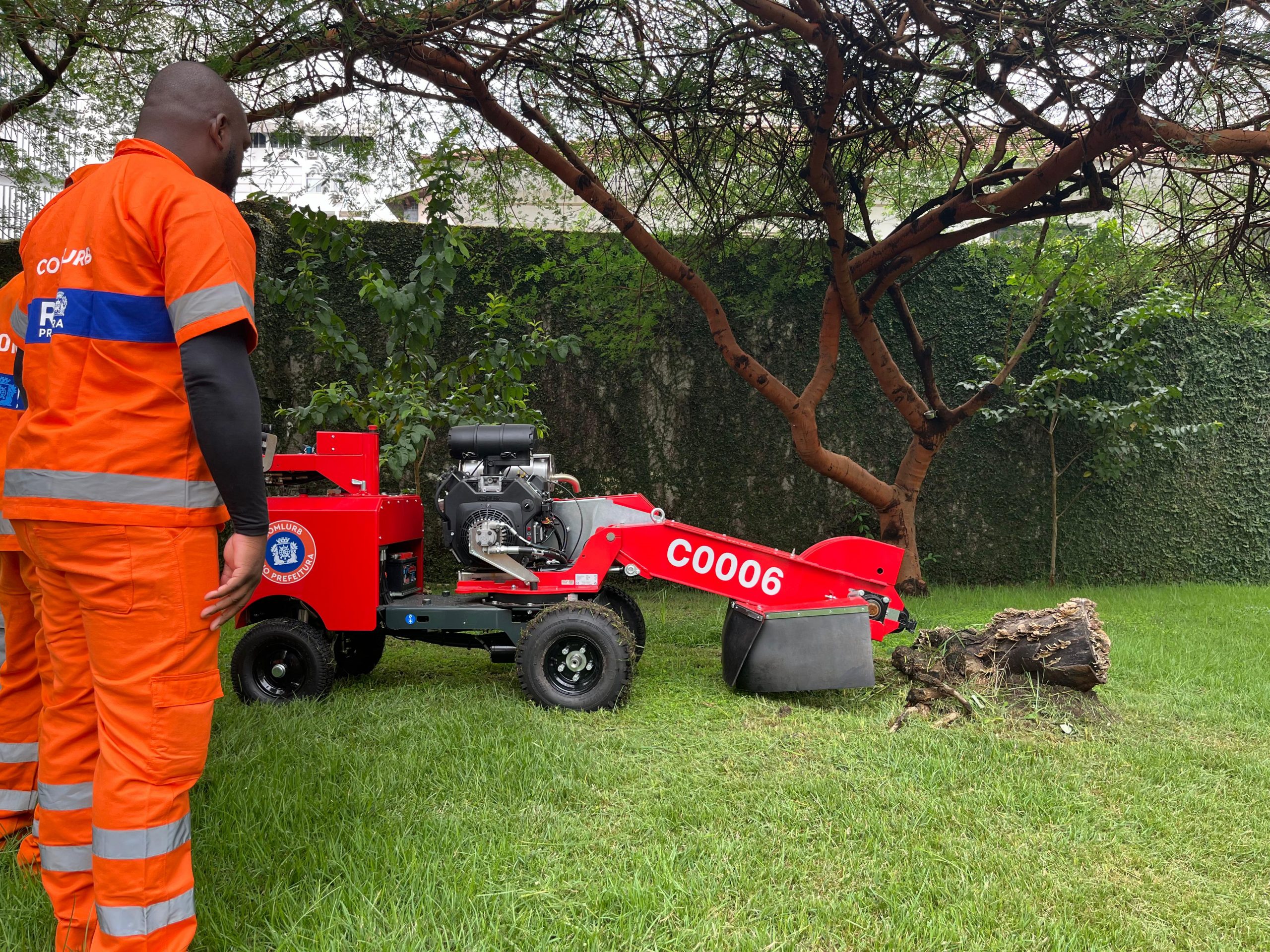 Novo equipamento da Comlurb facilita o replantio de muda e a recomposição da calçada após queda ou remoção de árvore - Prefeitura da Cidade do Rio de Janeiro