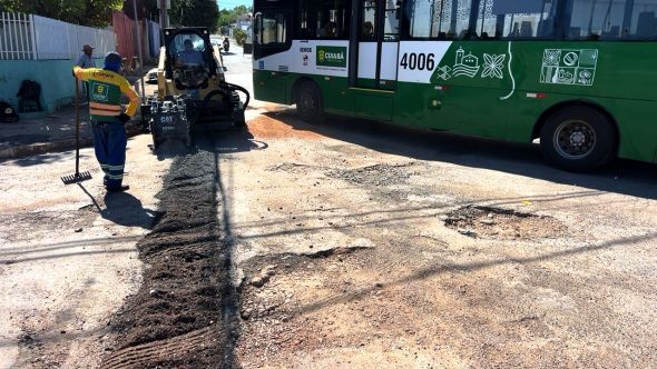 Prefeitura de Cuiab | Operao de tapa-buracos atende moradores do bairro Santa Amlia