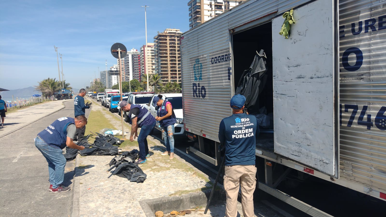 Prefeitura do Rio aplica seis multas em barraqueiros por cercamento e venda ilegal de bebidas em garrafa de vidro - Prefeitura da Cidade do Rio de Janeiro