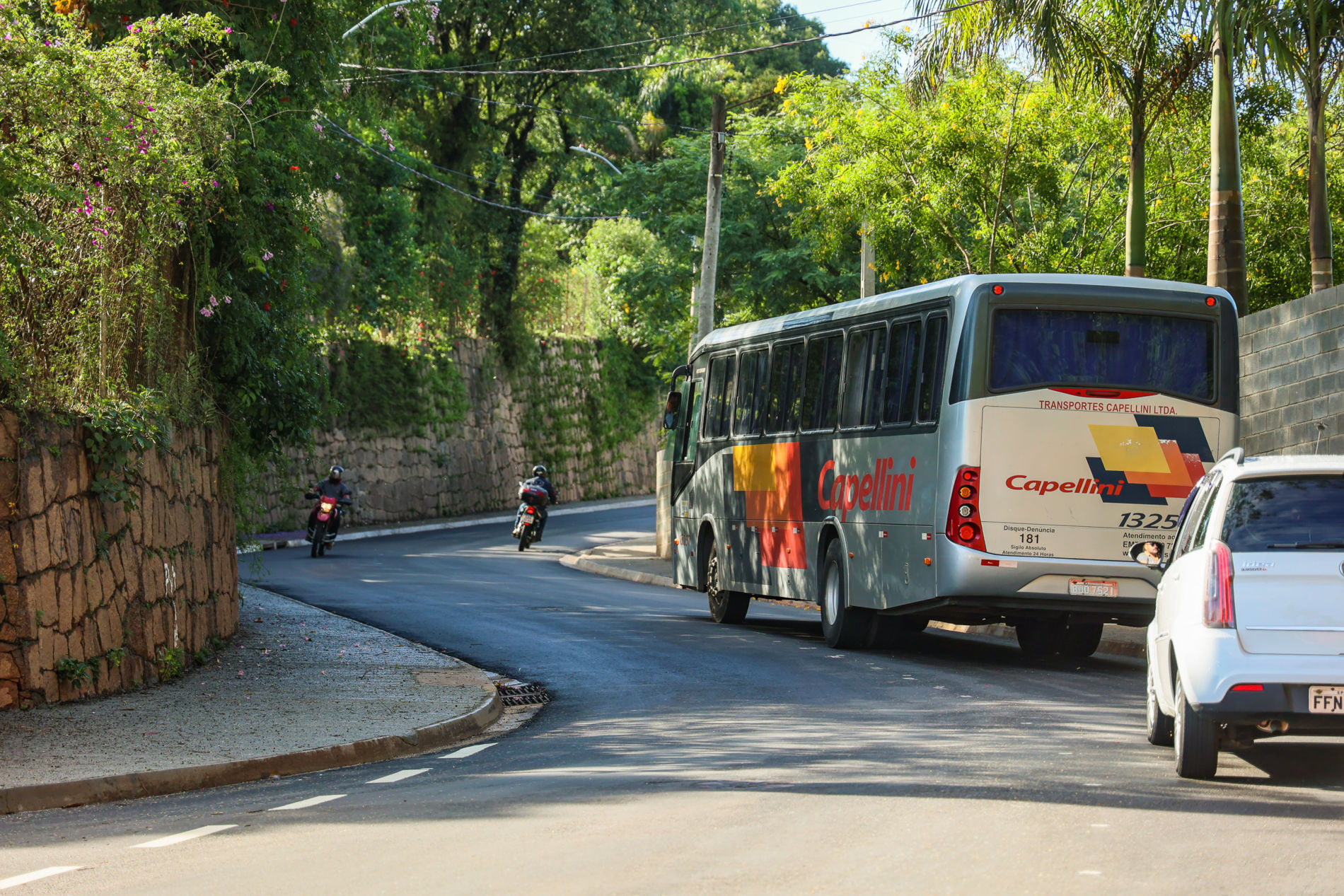 Avenida Luiz Crivelaro tem visita técnica e entrega com autoridades e moradores