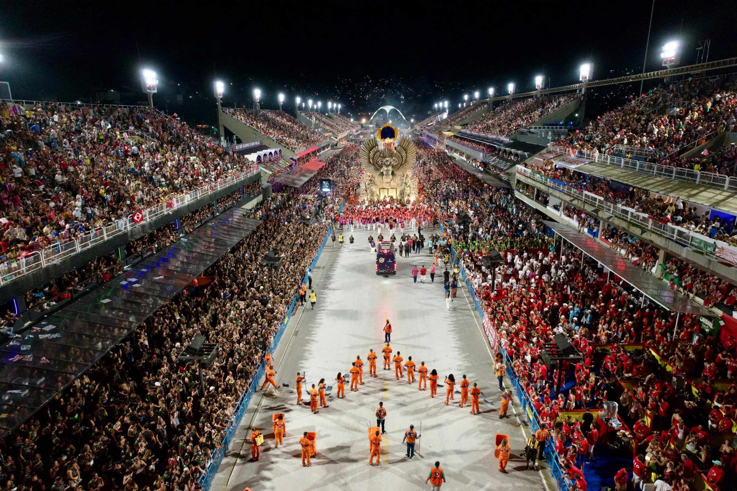 Desfiles na Sapucaí e blocos de rua atraem milhares de foliões no domingo de carnaval - Prefeitura da Cidade do Rio de Janeiro