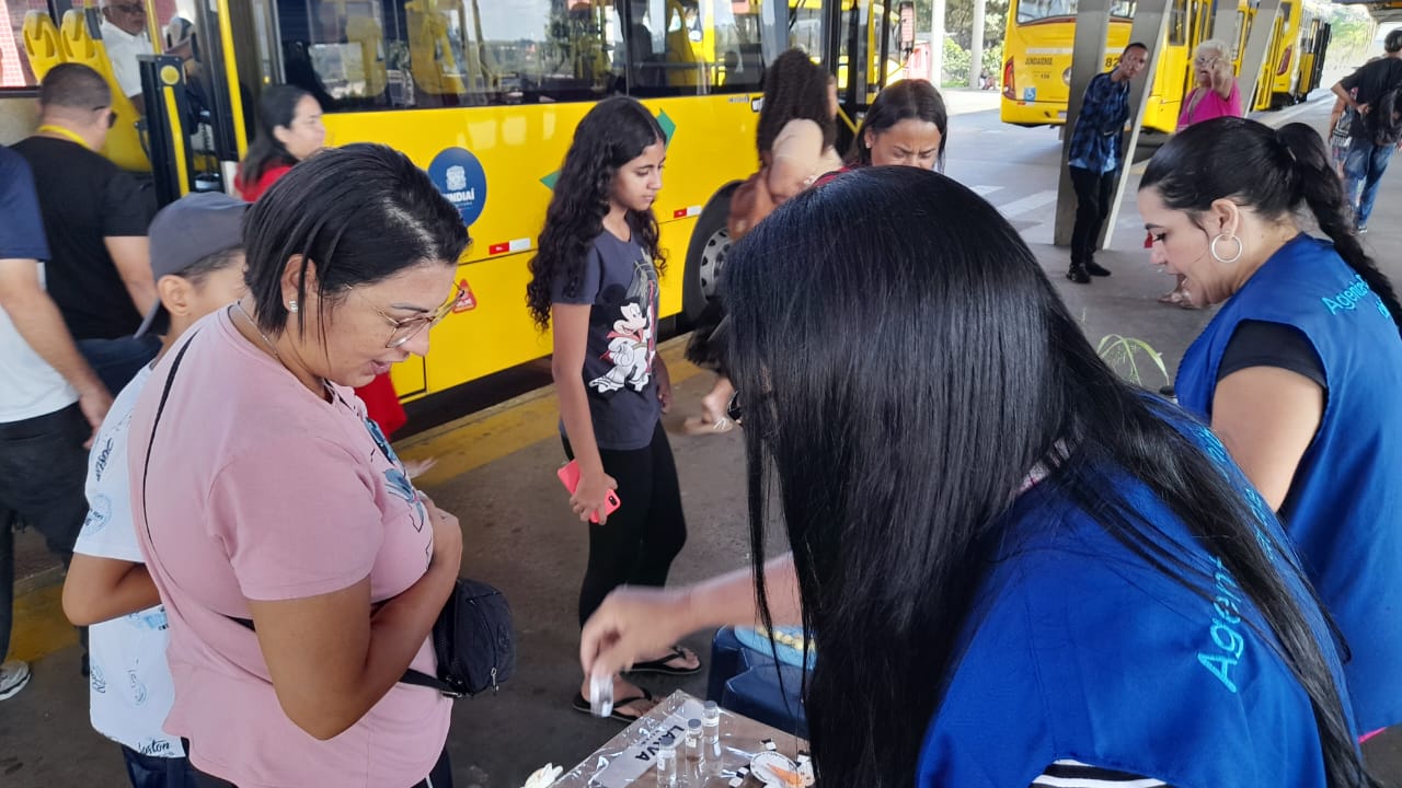 População tira dúvidas em último terminal a receber ação contra a dengue, no Hortolândia